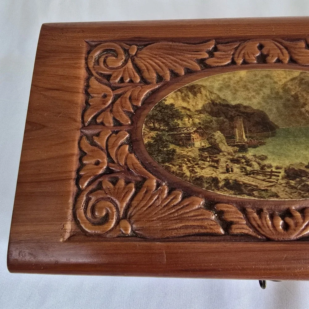 VTG Handcarved Cedar Box Finger-Jointed With Mirror Mountain and Water Landscape